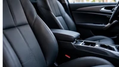 Interior de veículo com bancos de couro preto, console central e apoio de braço