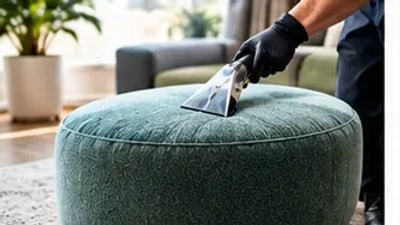 Bocal de extração sobre puff redondo de tecido verde, em sala com plantas ao fundo