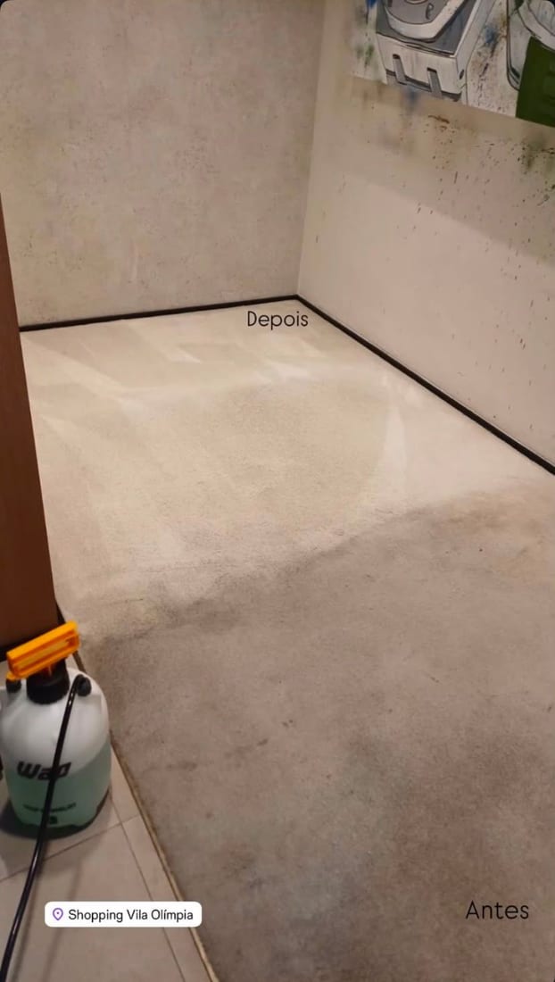 Carpete de corredor no Shopping Vila Olímpia com metade da área já limpa