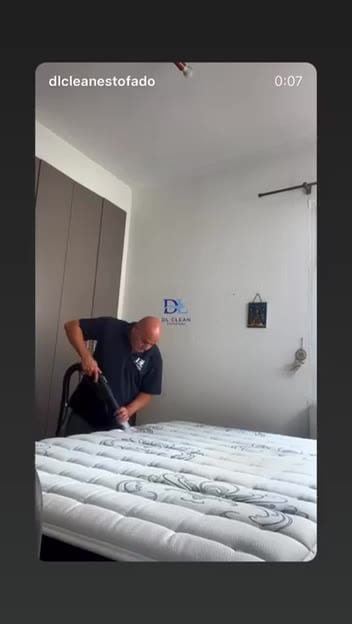 Técnica do Grupo DL Clean higienizando um colchão dentro do quarto