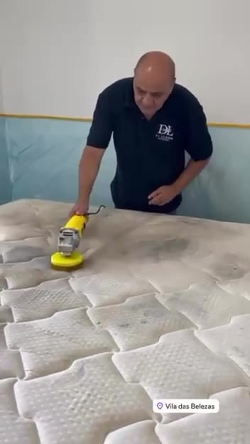 Técnico do Grupo DL Clean passando escova rotativa em um colchão